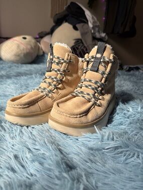 Hey Dude Cozy Sherpa-Lined Tan Boots Womens 7 Brand New